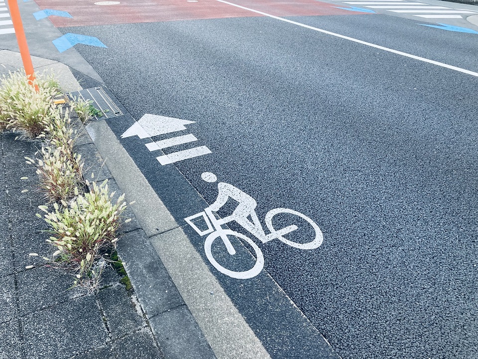 車道の歩道寄りにある、自転車が通るべき道