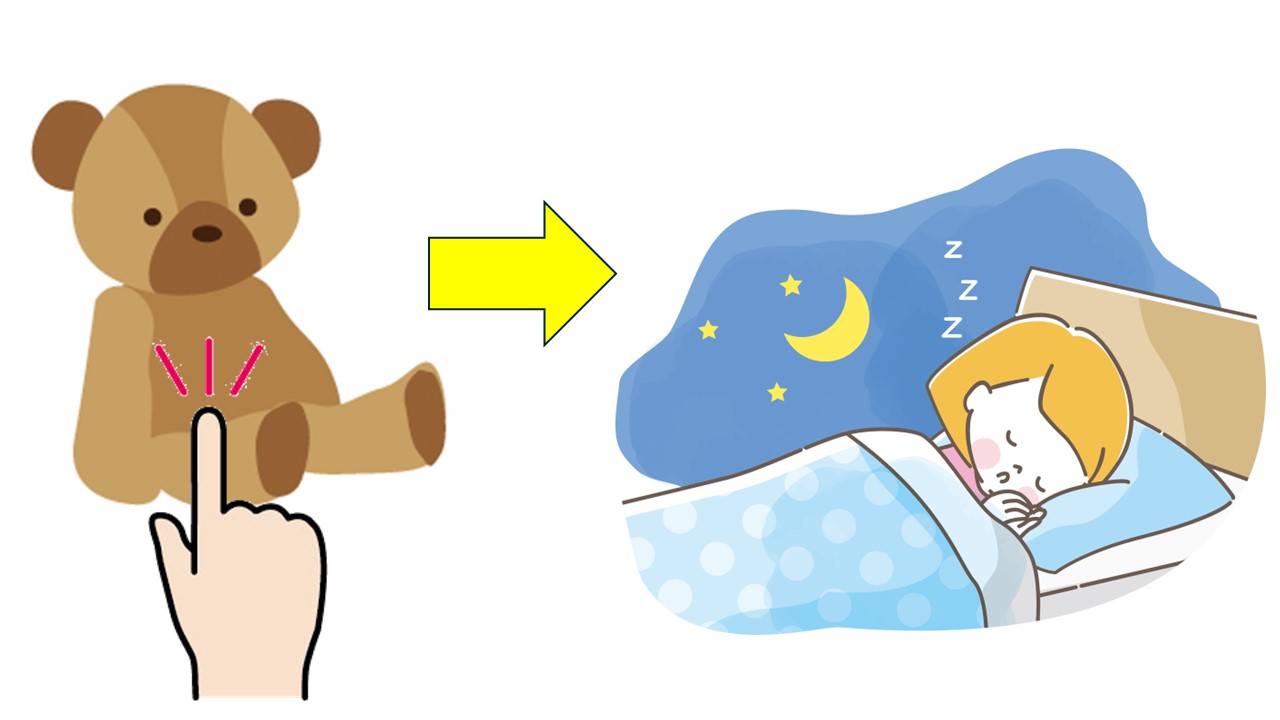 ぬいぐるみに触れた後、眠りにつく女性